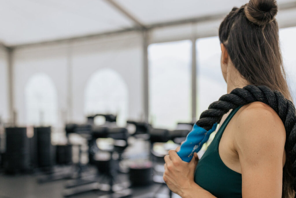 lady getting ready for the crossfit session