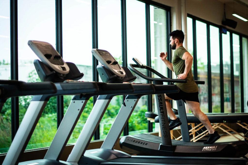 man doing cardio working at the gym